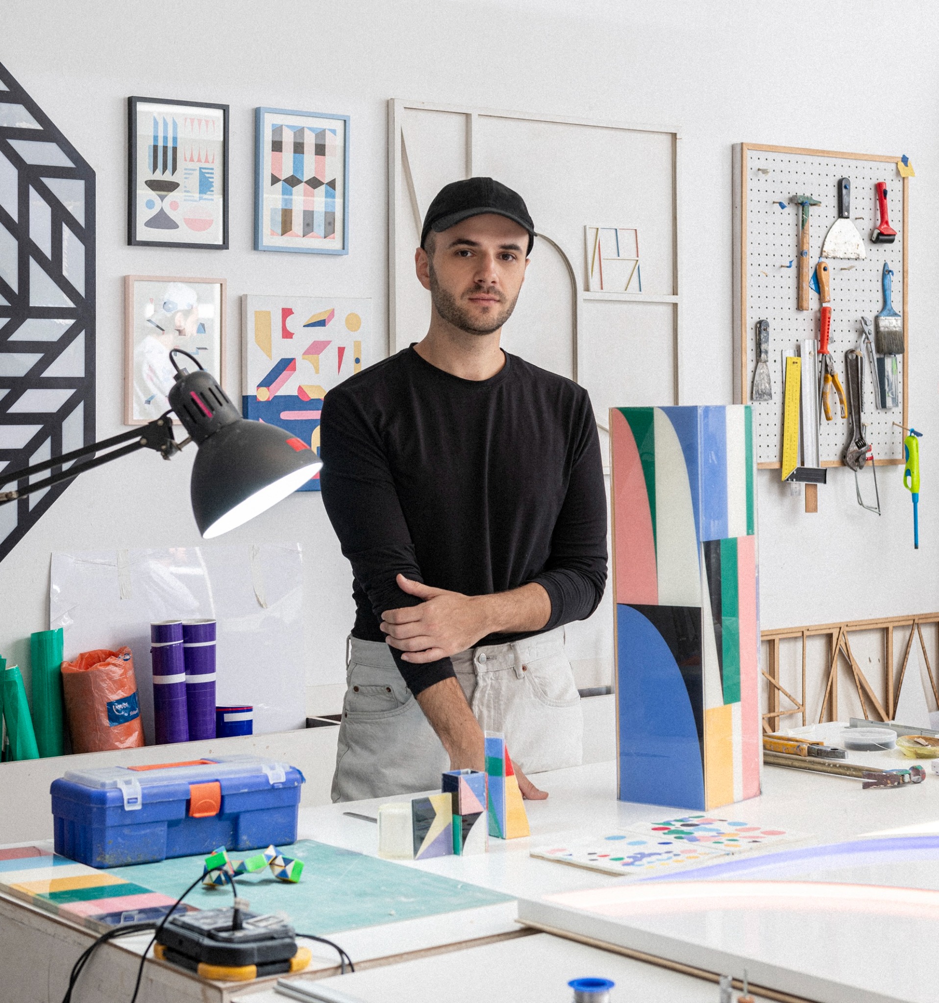 Paul Sende en su taller, rodeado de obras, herramientas y materiales
