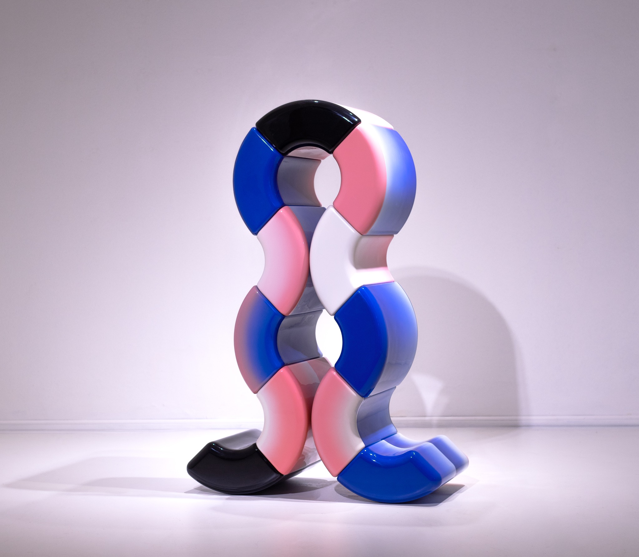Escultura modular de Paul Sende en negro, azul, rosa y blanco